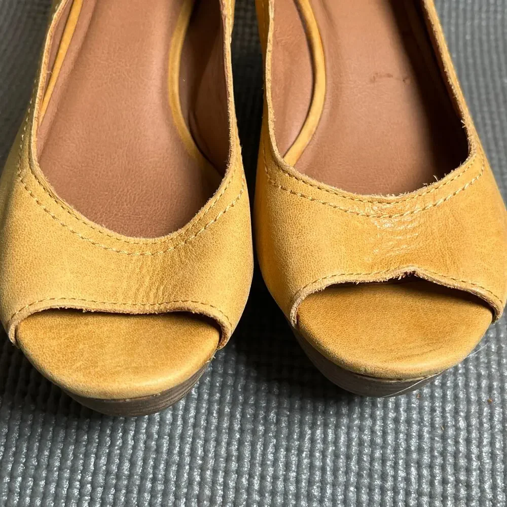 Lucky Brand Issy 2 Wedge Heels Womens 8.5M Yellow Leather Slip On Peep Toe‎